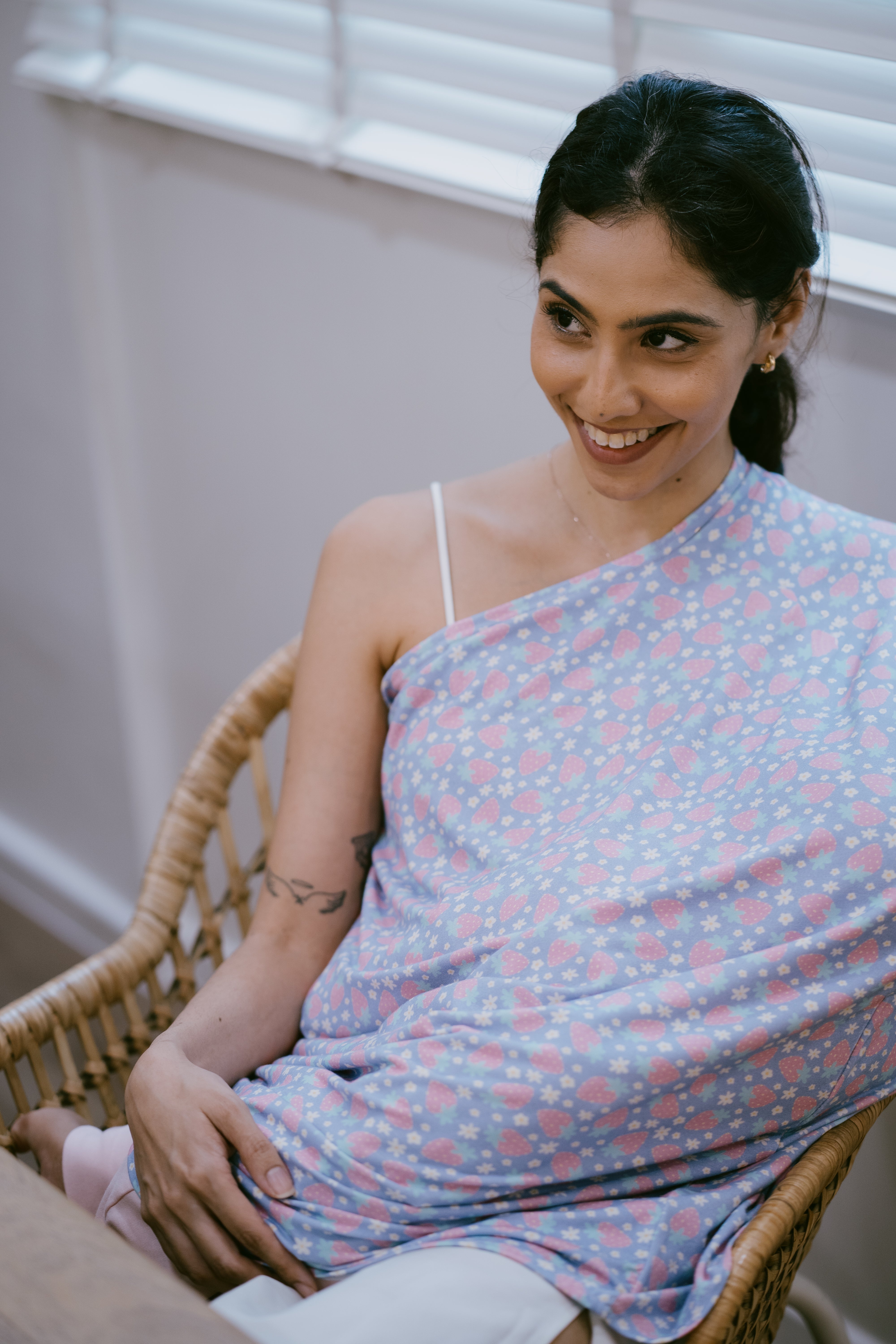 STRAWBERRY DAISY (Bamboo Multi-Purpose Nursing Cover)